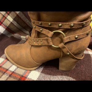 Woman’s design detail boot